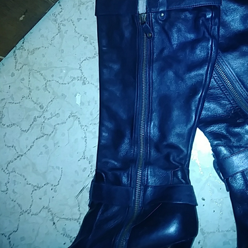 Boots - Picture 4 of 8